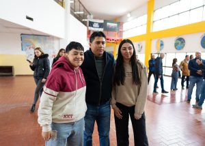 Claudio Vidal acompañó la entrega de materiales para la construcción de un nuevo gimnasio en Los Antiguos