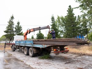 Claudio Vidal acompañó la entrega de materiales para la construcción de un nuevo gimnasio en Los Antiguos