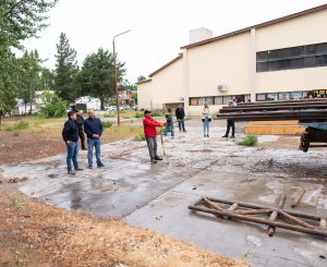 Claudio Vidal acompañó la entrega de materiales para la construcción de un nuevo gimnasio en Los Antiguos