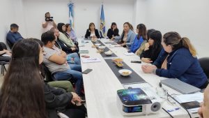 Histórica firma de contrato de servicios para las cooperativas educativas de la provincia