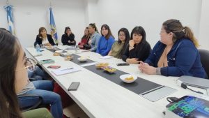 Histórica firma de contrato de servicios para las cooperativas educativas de la provincia