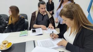 Histórica firma de contrato de servicios para las cooperativas educativas de la provincia