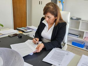Educación firmó un convenio con la Comisión de Fomento de Koluel Kayke