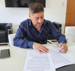 Educación firmó un convenio con la Comisión de Fomento de Koluel Kayke