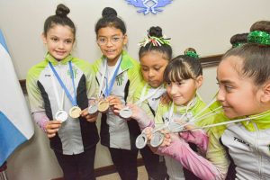Álvarez recibió a campeonas santacruceñas de gimnasia rítmica