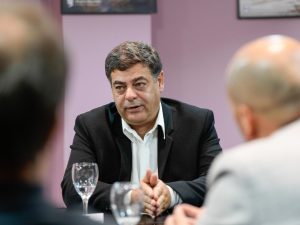 El Gobierno de Santa Cruz firmó un acuerdo con Flybondi para fortalecer la conectividad aérea