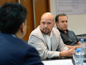 El Gobierno de Santa Cruz firmó un acuerdo con Flybondi para fortalecer la conectividad aérea