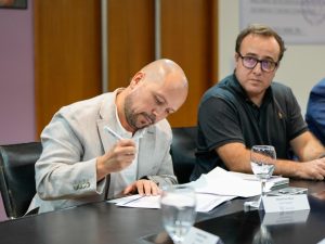 El Gobierno de Santa Cruz firmó un acuerdo con Flybondi para fortalecer la conectividad aérea
