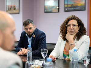 El Gobierno de Santa Cruz firmó un acuerdo con Flybondi para fortalecer la conectividad aérea