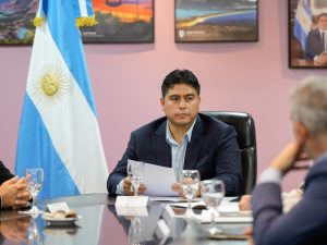 El Gobierno de Santa Cruz firmó un acuerdo con Flybondi para fortalecer la conectividad aérea