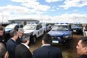 Vidal recepcionó la llegada de vehículos e indumentaria para la Policía de Santa Cruz