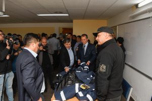 Vidal recepcionó la llegada de vehículos e indumentaria para la Policía de Santa Cruz