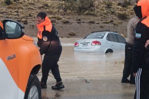 Gobernador Gregores: Protección Civil rescató a una familia mendocina atrapada en la ruta durante las intensas lluvias