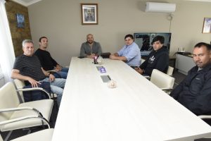 Puerto Santa Cruz accederá a becas para la capacitación de pilotos y personal aeronáutico