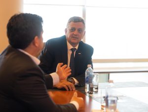 Claudio Vidal mantiene una reunión urgente con YPF