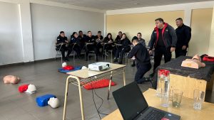 Bomberos capacitan a cadetes de la Escuela de Policía en primeros auxilios y RCP