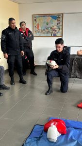 Bomberos capacitan a cadetes de la Escuela de Policía en primeros auxilios y RCP