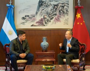 Vidal se reunió con los embajadores de China y Estados Unidos para gestionar inversiones y reactivar las represas