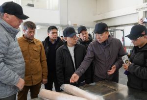 Vidal recorrió Puerto Deseado con empresarios chinos para impulsar inversiones en la industria pesquera y manufacturera