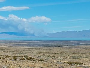Brigadistas del Consejo Agrario Provincial y de ICE Parque Nacional Los Glaciares combaten incendio originado en Ea. Santa Teresita