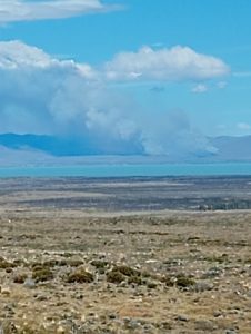 Brigadistas del Consejo Agrario Provincial y de ICE Parque Nacional Los Glaciares combaten incendio originado en Ea. Santa Teresita