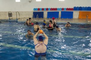Adultos Mayores de Recuerdos Compartidos disfrutaron de una mañana de natación y juegos