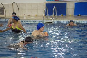 Adultos Mayores de Recuerdos Compartidos disfrutaron de una mañana de natación y juegos
