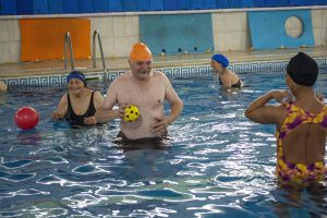 Adultos Mayores de Recuerdos Compartidos disfrutaron de una mañana de natación y juegos