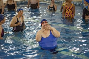 Adultos Mayores de Recuerdos Compartidos disfrutaron de una mañana de natación y juegos