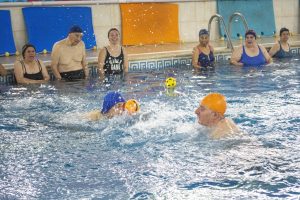 Adultos Mayores de Recuerdos Compartidos disfrutaron de una mañana de natación y juegos