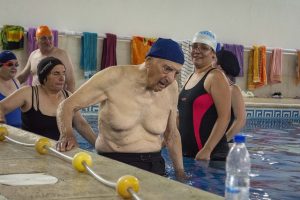 Adultos Mayores de Recuerdos Compartidos disfrutaron de una mañana de natación y juegos