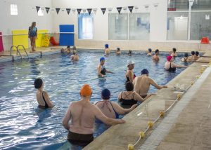 Adultos Mayores de Recuerdos Compartidos disfrutaron de una mañana de natación y juegos