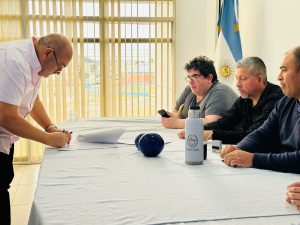 IDUV firmó contratos para la construcción de viviendas en el B° San Benito de Río Gallegos