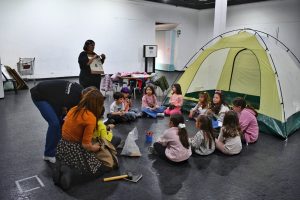 Finalizó una nueva semana del taller sobre dinosaurios que fascina a niños y niñas