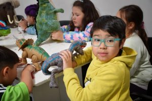 Finalizó una nueva semana del taller sobre dinosaurios que fascina a niños y niñas