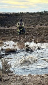 Trabajan en la contención de derrame de hidrocarburo en Las Heras