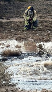 Trabajan en la contención de derrame de hidrocarburo en Las Heras