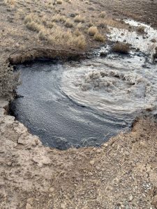 Trabajan en la contención de derrame de hidrocarburo en Las Heras
