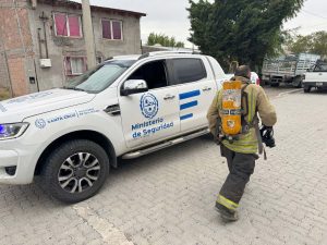 Trabajan en la contención de derrame de hidrocarburo en Las Heras