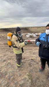 Trabajan en la contención de derrame de hidrocarburo en Las Heras