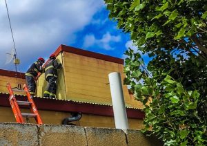 Decenas de intervenciones de bomberos por el fuerte temporal de viento en Santa Cruz