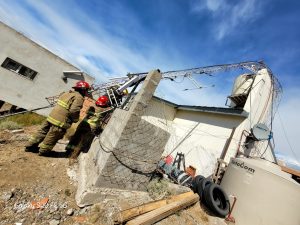 Decenas de intervenciones de bomberos por el fuerte temporal de viento en Santa Cruz