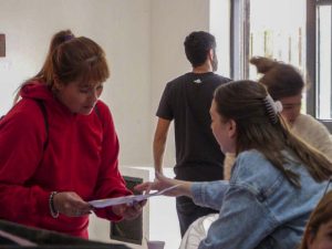 Génesis de una cadena: La juventud santacruceña conmemoró el Día de la Mujer