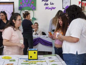 Génesis de una cadena: La juventud santacruceña conmemoró el Día de la Mujer