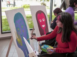 Génesis de una cadena: La juventud santacruceña conmemoró el Día de la Mujer