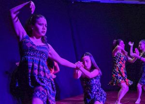 Génesis de una cadena: La juventud santacruceña conmemoró el Día de la Mujer