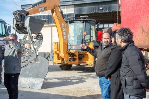 Vialidad Nacional entregó la escultura de Osvaldo Bayer a la provincia de Santa Cruz