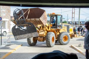Vialidad Nacional entregó la escultura de Osvaldo Bayer a la provincia de Santa Cruz