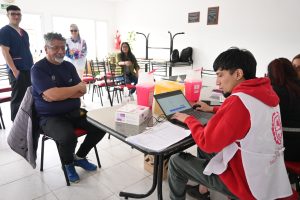 Salud junto a la CPS continúa con la vacunación antigripal para adultos mayores