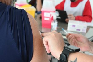 Salud junto a la CPS continúa con la vacunación antigripal para adultos mayores